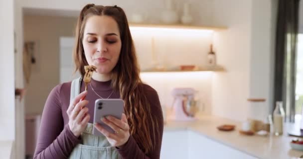 Їсти Сніданок Смартфон Щаслива Жінка Вдома Кухні Інтернеті Телефон Їжа — стокове відео