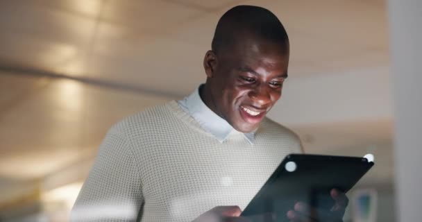 Онлайн Офисный Деловой Черный Человек Планшете Интернета Веб Исследований Коммуникации — стоковое видео
