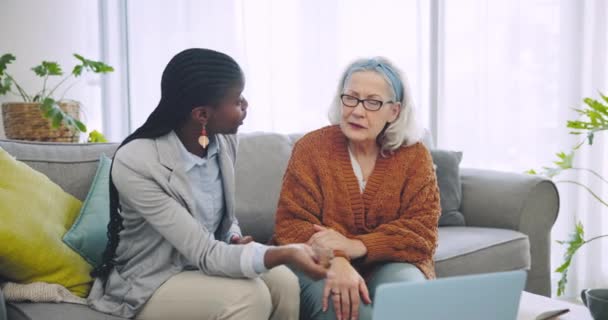 Laptop Doradca Finansowy Lub Konsultacja Starszą Kobietą Spotkaniu Kredyt Domowy — Wideo stockowe