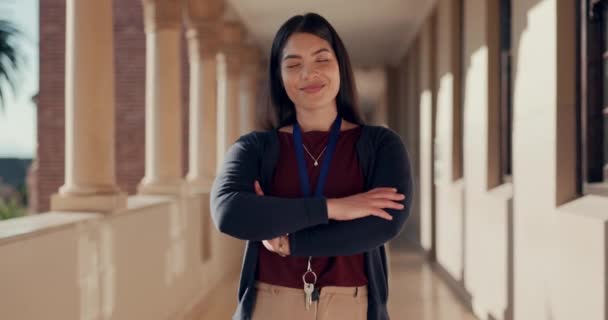 Educación Maestro Brazos Cruzados Con Sonrisa Terreno Escolar Para Aprendizaje — Vídeos de Stock