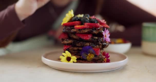 Panqueques Decoración Mano Desayuno Comida Con Persona Cocina Con Creatividad — Vídeos de Stock