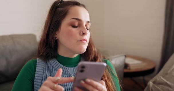 Telefonieren Aufregen Und Frau Wohnzimmer Blättern Den Sozialen Medien Mobilen — Stockvideo