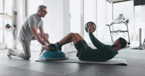 Фитнес Медицинский Бал Мужчины Физической Терапией Сесть Помочь Основной Тренировки — стоковое видео