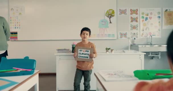 レッスン 口頭評価のためのリサイクルプレゼンテーションを持つ学校 環境プロジェクト レポート 知識を表示する子供のためのポスターを持つ教育 アカデミーと少年 — ストック動画