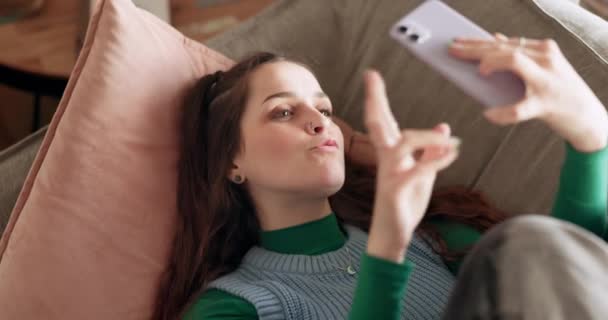 Strona Główna Kobieta Lub Influencer Robi Selfie Znakiem Pokoju Lub — Wideo stockowe