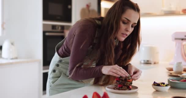 Cucina Colazione Donna Cucina Con Frittelle Frutta Spuntino Sano Casa — Video Stock