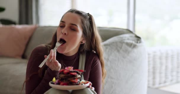 Essen Frühstück Pfannkuchen Und Glückliche Frau Heimischen Wohnzimmer Für Ernährung — Stockvideo