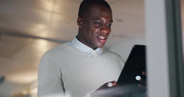 Νύχτα Γραφείο Και Επιχείρηση Μαύρο Άνδρα Στο Tablet Για Διαδίκτυο — Αρχείο Βίντεο