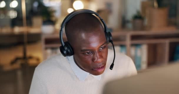 商务人士 呼叫中心和发言 夜间沟通或软件解决方案技术支持 快乐的非洲人 代理人或顾问嘲笑It机构 帮助和建议电脑 — 图库视频影像