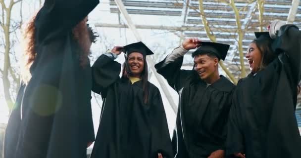 Απόφοιτος Ομάδα Και Γιορτή Του Σχολείου Καπέλο Αποφοίτησης Ρίξει Και — Αρχείο Βίντεο
