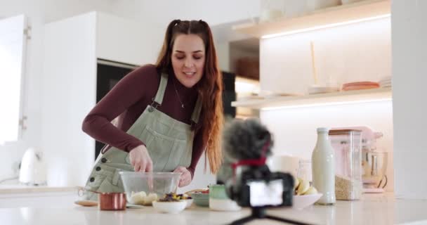 Κουζίνα Βιντεοκάμερα Και Μαγείρεμα Influencer Γυναίκα Συνεχούς Ροής Και Μετάδοσης — Αρχείο Βίντεο