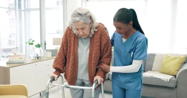 Apoyo Enfermería Caminar Con Mujeres Mayores Hogares Ancianos Fisioterapeutas Que — Vídeos de Stock