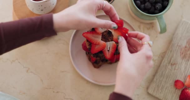 采购产品煎饼 草莓装饰和手 早餐食物与人在厨房 创造力和营养 食用花卉 糕点厨师 水果烹调 美味佳肴 — 图库视频影像