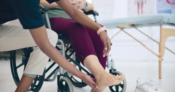Reabilitação Tornozelo Cadeira Rodas Médico Com Paciente Para Ajudar Exercitar — Vídeo de Stock