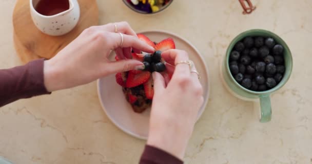 Hände Erdbeerdessert Und Kochen Auf Tisch Küche Und Koch Mit — Stockvideo
