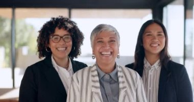 İş kadınları, gülümseme ve profesyonel portre güven, çeşitlilik ve lidere sahip bir ofiste. Şirket çalışanları ya da ekibi işbirliği, güçlendirme ve şirket yönetimi için birlikte gülüyor..