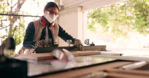 Drewno Deska Piła Kobietą Warsztacie Mebli Produkcji Renowacji Produkcja Narzędzia — Wideo stockowe