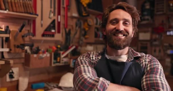 Madera Sonrisa Rostro Del Hombre Taller Para Fabricación Carpintería Mobiliario — Vídeos de Stock