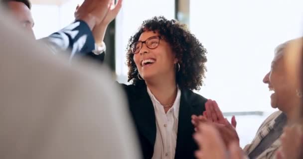 Ganar Mujer Feliz Gente Negocios Aplaudiendo Reunión Para Éxito Promoción — Vídeo de stock