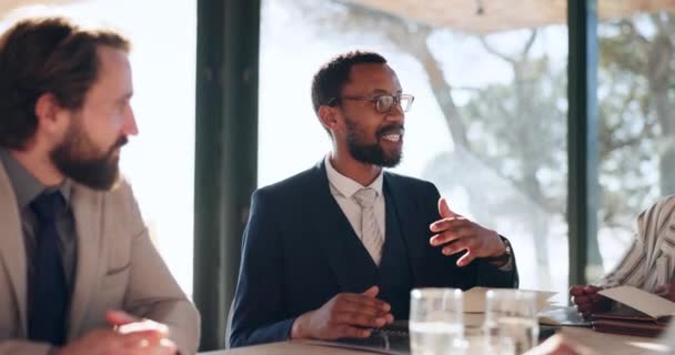 ビジネスパーソン ミーティング フィードバックやアイデアで社内チームと話す男 従業員のディスカッション ブリーフィング カンファレンステーブルでのアップデートのための黒人とのプロフェッショナルグループ — ストック動画