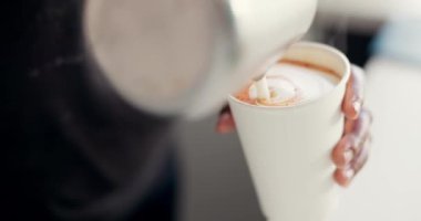 Kahve bardağına kahve dolduran kahve, kahve bardağı, kapuçino ve kafe, restoran veya bistro 'da yaratıcı espresso. Süt, köpük ya da küçük işletme sunucusu buharlı kafein içeceğinde şablon çizer.