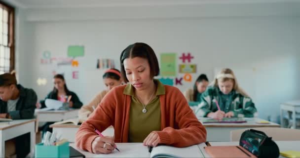 Γυμνάσιο Κορίτσι Και Σήκωσε Χέρι Για Την Απάντηση Την Τάξη — Αρχείο Βίντεο