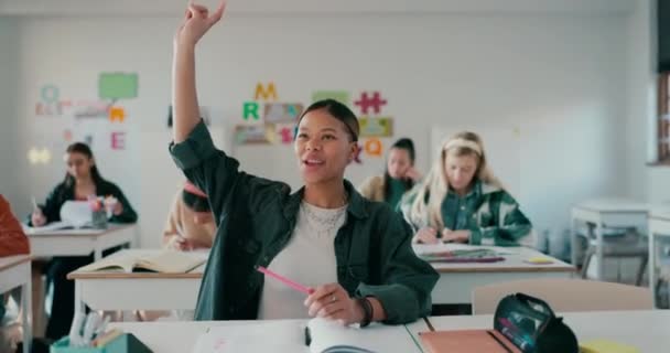 Middelbare School Meisje Stak Hand Voor Antwoord Klaslokaal Onderwijs Met — Stockvideo