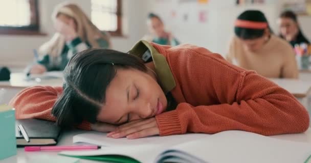 熟睡的青少年和女孩在教室里书桌前 高中时懒惰 压力大 厌倦了 无聊了的学生 坐在桌子上休息 厌倦了学习 教育发展或学习 筋疲力尽了 — 图库视频影像