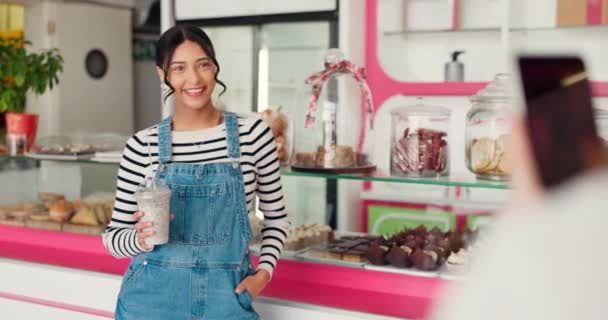 Milkshake Sourire Photo Une Femme Dans Une Boulangerie Pour Une — Video