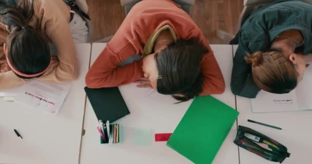 Müde Schlafend Und Gelangweilt Von Den Schülern Klassenzimmer Müdigkeit Frauen — Stockvideo