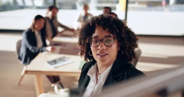 Empresários Redação Apresentação Com Apresentadora Mulher Bordo Para Explicar Plano — Vídeo de Stock
