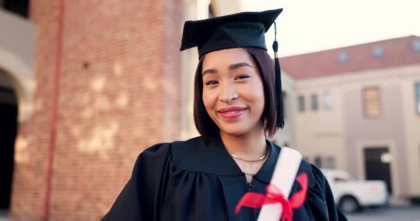 Absolwent Twarz Kobieta Uśmiech Dyplomem Certyfikat Papier Osiągnięcia Szkoły Świeżym — Wideo stockowe