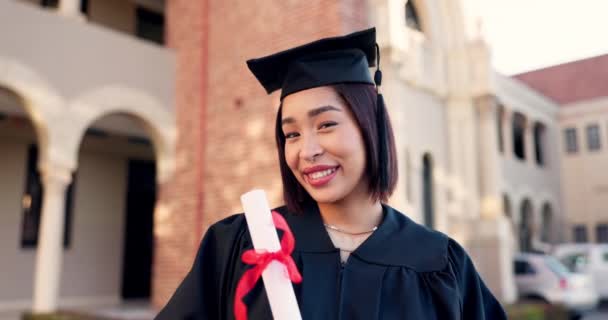 具有毕业证书 毕业证书和学业成绩单的毕业生 面部和女性 在大学生成功的大学或学院活动中 带着班级自豪感颁奖 — 图库视频影像