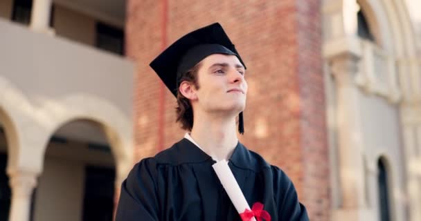 캠퍼스에서 장학금 야망에 행복한 이정표에 졸업장 증명서 학위를 대학원 — 비디오