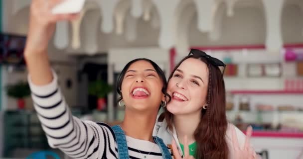 Kobiety Głupie Selfie Szczęśliwych Przyjaciół Restauracji Zdjęciem Profilowym Social Media — Wideo stockowe