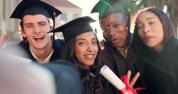 Boldog Barátok Selfie Diploma Bizonyítvánnyal Fotózás Memória Vagy Teljesítmény Együtt — Stock videók