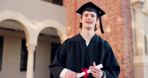 卒業生 卒業証書 証明書 学校の達成紙屋外で笑っています 学生の成功と大学 アカデミー 大学のイベントでのクラスプライドとハッピー 笑顔と賞 — ストック動画