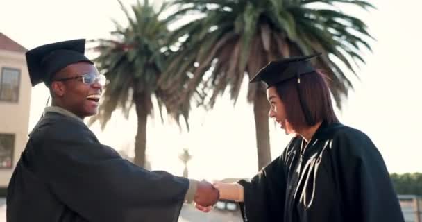 Felices Amigos Estudiantes Apretón Manos Graduación Celebración Diploma Título Certificado — Vídeos de Stock