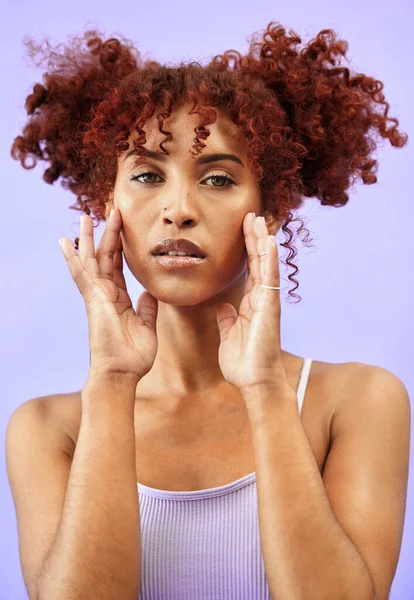 Mulher Cabelo Beleza Com Mãos Rosto Estúdio Cachos Vermelhos Dermatologia — Fotografia de Stock