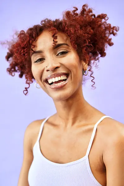 Glimlach Mode Vrolijke Vrouw Met Esthetische Schoonheid Stijl Haar Geïsoleerd — Stockfoto
