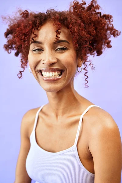 Glimlach Mode Vrolijke Vrouw Met Esthetische Stijl Schoonheid Haar Geïsoleerd — Stockfoto