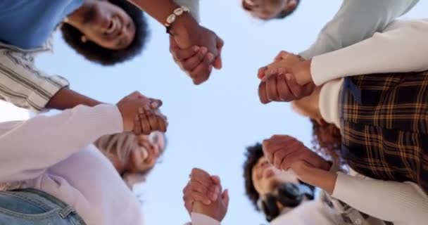 Studenci Trzymając Się Ręce Zespół Przyjaciółmi Koledżu Dołu Dla Wsparcia — Wideo stockowe