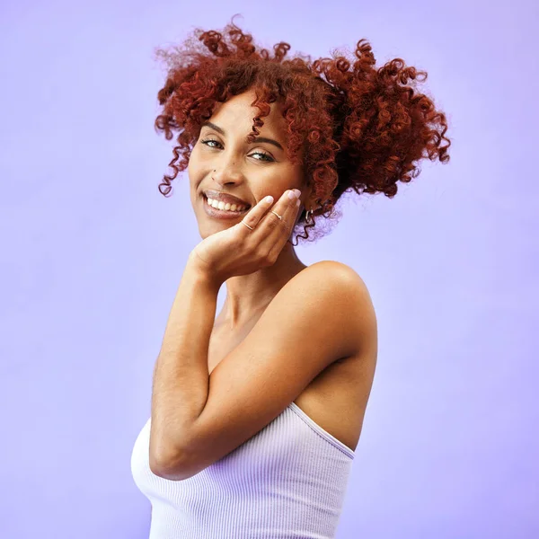 Üstünde Doğal Güzellik Kadın Saç Bakımı Sağlık Mor Arka Planda — Stok fotoğraf