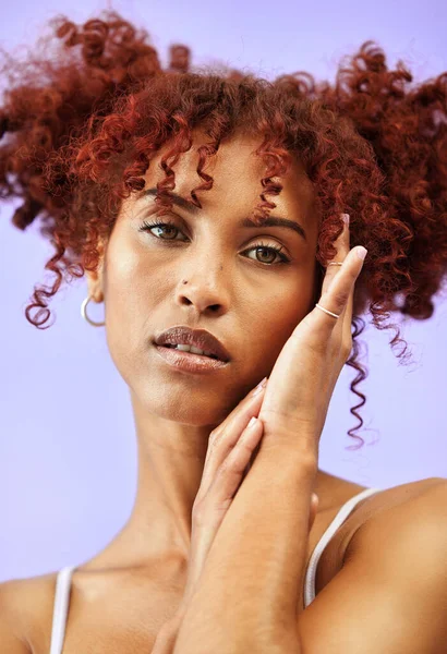 美顔スタジオ カール 皮膚科 紫色の背景に隔離された肖像画 ブラジル フェイス トリートメントのモデルとヘアケア 化粧品 カーリーヘアスタイル — ストック写真