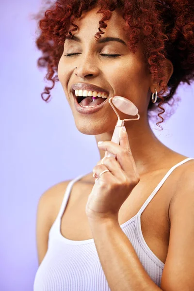 Skincare Quartzo Rosa Mulher Estúdio Para Bem Estar Envelhecimento Circulação — Fotografia de Stock