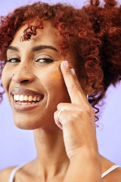 Retrato Creme Mulher Com Maquiagem Cuidados Com Pele Cosméticos Fundo — Fotografia de Stock