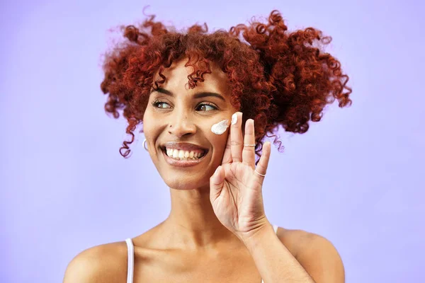Догляд Шкірою Студійне Обличчя Або Щаслива Жінка Кремом Догляду Здоров — стокове фото