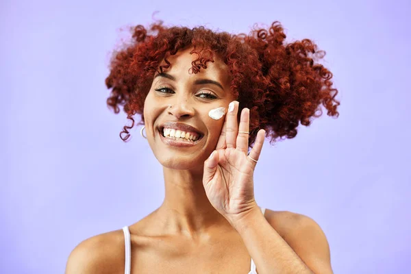 Skincare Retrato Estúdio Mulher Feliz Com Creme Loção Para Auto — Fotografia de Stock