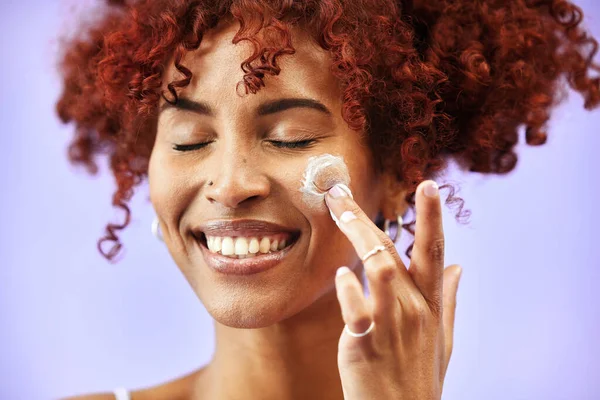 Güzellik Cilt Bakımı Güneş Kremi Sürmüş Mutlu Bir Kadın Dermatoloji — Stok fotoğraf