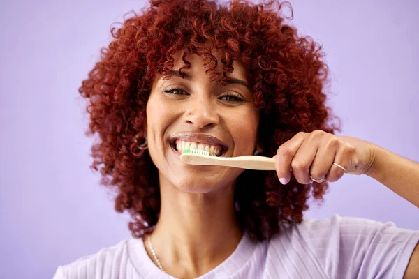 Face Smile Woman Brushing Teeth Bamboo Studio Isolated Purple Background — Stock Photo, Image